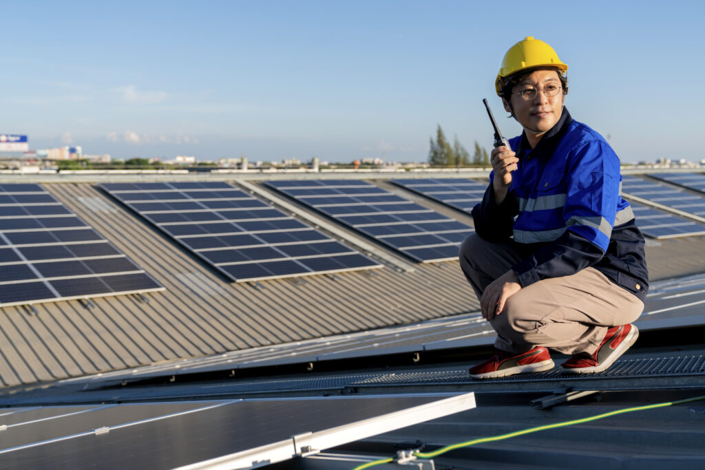 Technicien réalisant le suivi d'une installation photovoltaïque