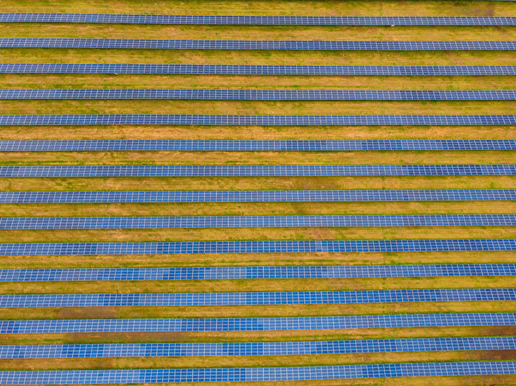 Champ de panneaux photovoltaïques vu du ciel