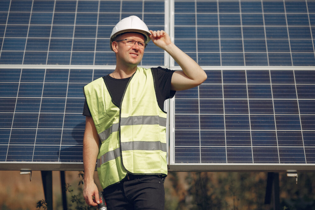 Installateur Vasse Elec posant des panneaux solaires en toiture